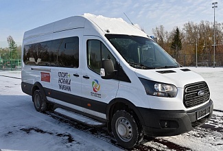 Школа получила ключи от нового автобуса