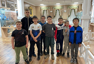 После турнира по греко-римской борьбе в Минусинске ребята с тренером посетили региональный краеведческий центр имени Н. М. Мартьянова