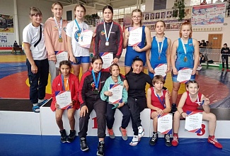 В Шарыпово завершилось первенство Красноярского края по вольной борьбе среди девушек