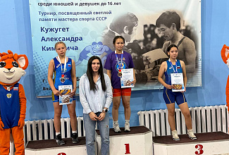 ЗМС России по спортивной борьбе Х. Велиева и Л. Ооржак провели мастер-класс для молодых спортсменок нашей СШОР