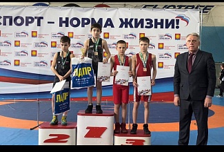9 медалей первенства Красноярского края по вольной борьбе привезли домой наши спортсмены